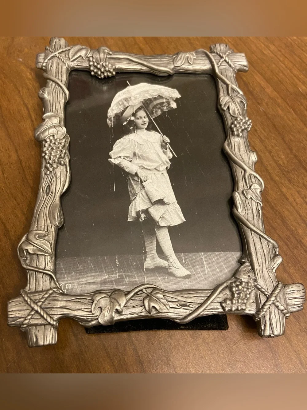 Semo 1989 Vintage Grapevine Border Art Nouveau Metal Silver Tone Photo Frame.